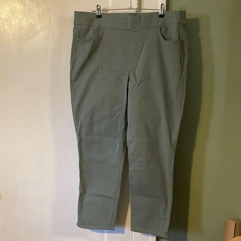 Gloria Vanderbilt Women's Pants Size 18/ Inseam 26"pull on crop length Mid-Rise